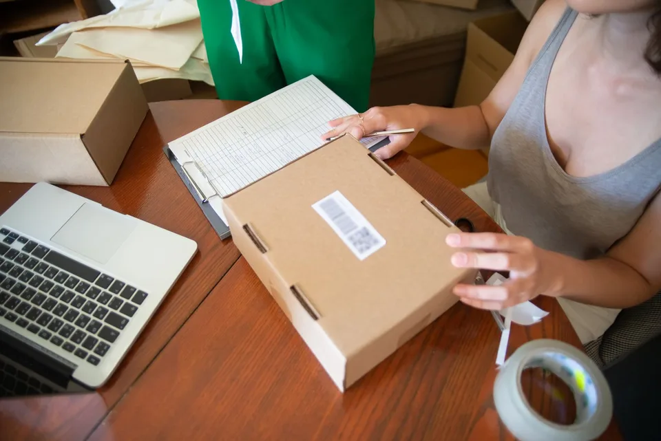 Empreendedores organizando pedidos de uma pequena empresa