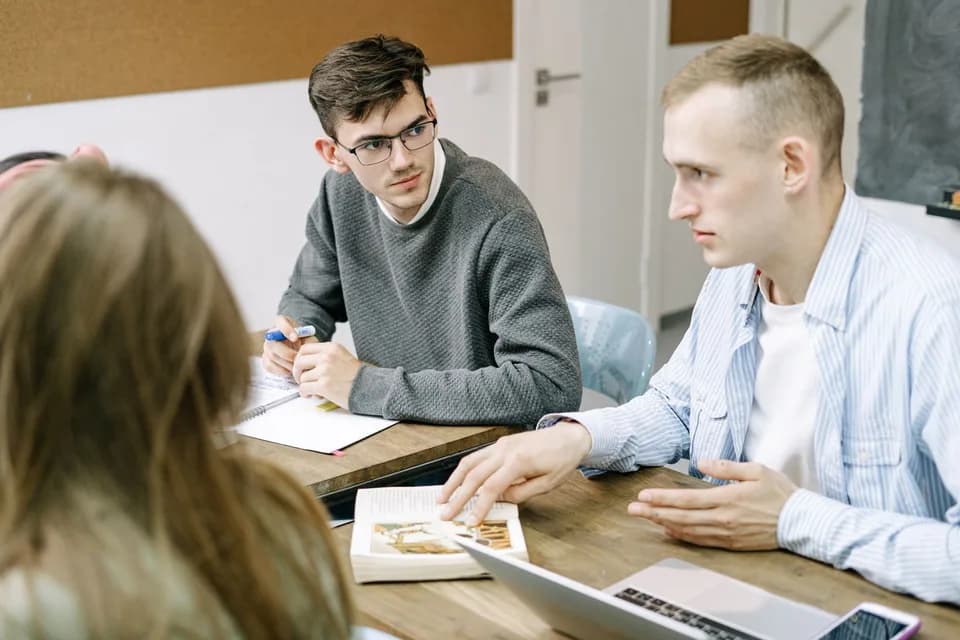 Colegas conversando e ouvindo uns aos outros em uma reunião