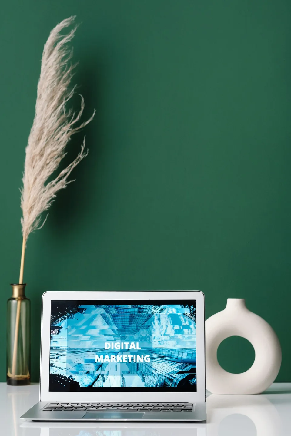 Notebook com apresentação sobre marketing digital em uma mesa