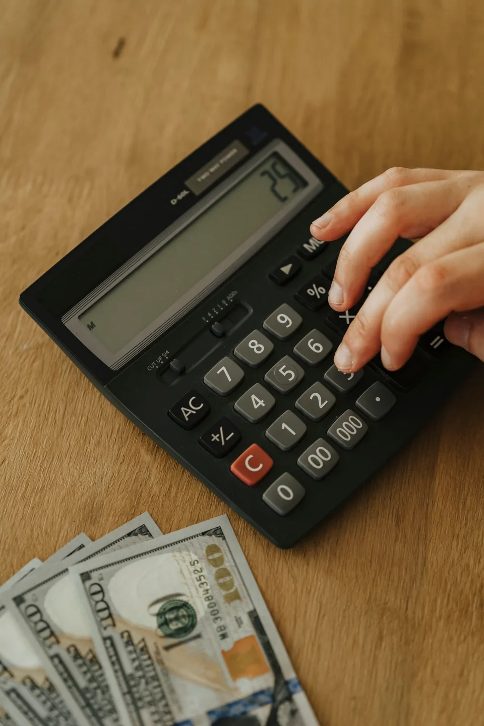 Mãos utilizando calculadora para analisar valores e custos